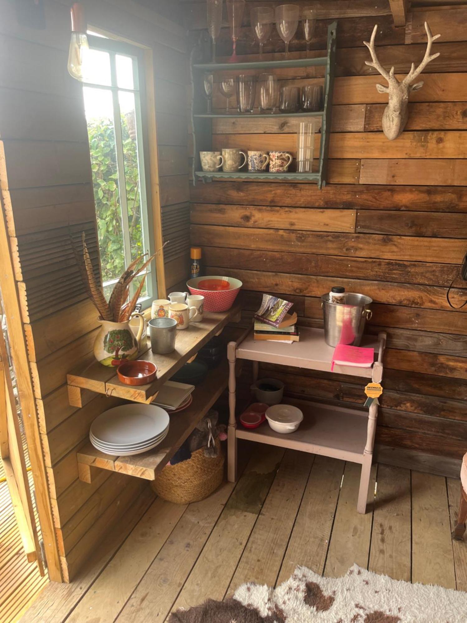 The Hen House Shepherds Hut With Hot Tub Chittoe Exterior foto