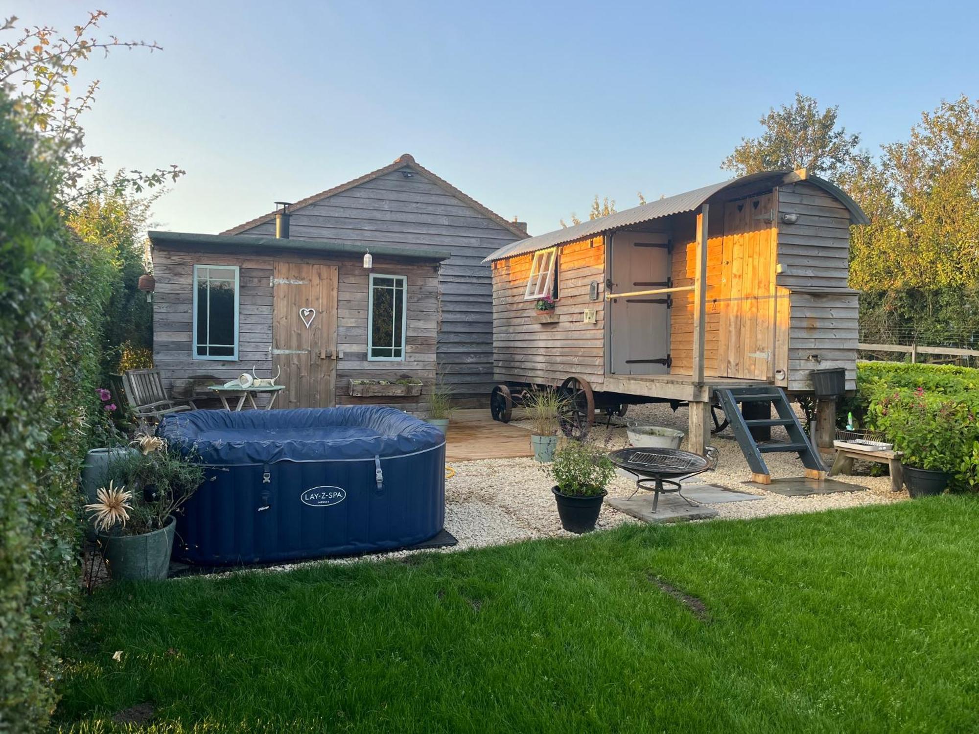 The Hen House Shepherds Hut With Hot Tub Chittoe Exterior foto